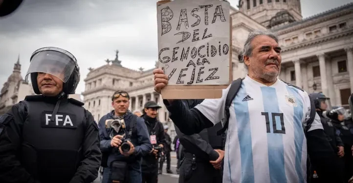 Senadores aprueban aumento a jubilaciones, el Gobierno promete veto