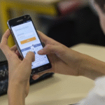 Prohiben el uso de celulares en aulas de Salta y Neuquén desde julio