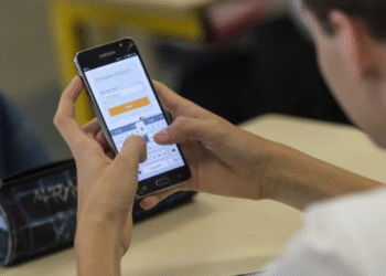 Prohiben el uso de celulares en aulas de Salta y Neuquén desde julio