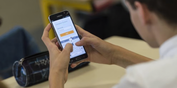 Prohiben el uso de celulares en aulas de Salta y Neuquén desde julio