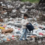 Mejora la pobreza infantil en Argentina: el 52,7% de los niños la padece