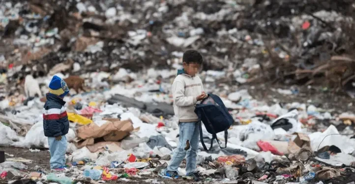 Mejora la pobreza infantil en Argentina: el 52,7% de los niños la padece