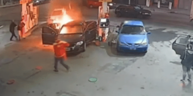 Explosión en estación de servicio de Entre Ríos: un vehículo en llamas