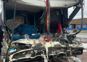 Fatal choque entre micro y camión en Santa Fe dejó tres muertos y 17 heridos