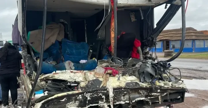 Fatal choque entre micro y camión en Santa Fe dejó tres muertos y 17 heridos
