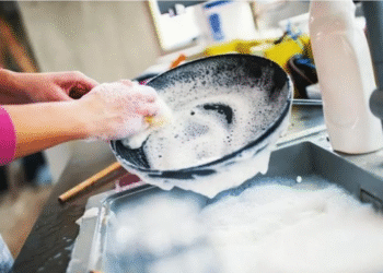 Prohíben detergente no habilitado tras denuncia de quemaduras en usuarios