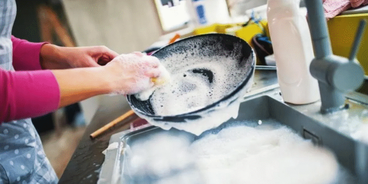Prohíben detergente no habilitado tras denuncia de quemaduras en usuarios