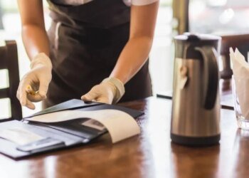 Propinas digitales mejoran la experiencia laboral en gastronomía y hotelería