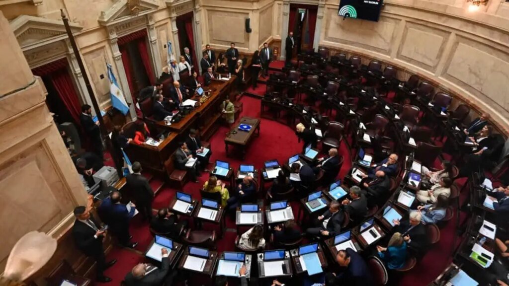 Senado aprueba aumento de jubilaciones en medio de tensión política