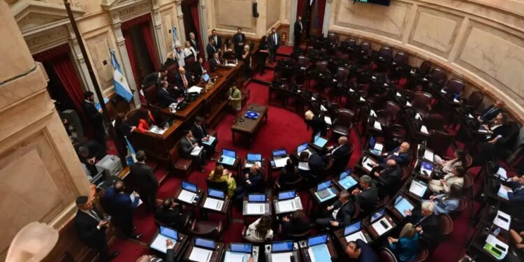 Senado aprueba aumento de jubilaciones en medio de tensión política
