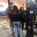 Agentes policiales salvan a bebé que se ahogó en local de comidas rápidas