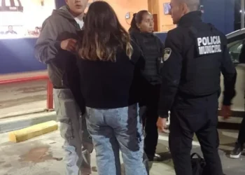 Agentes policiales salvan a bebé que se ahogó en local de comidas rápidas