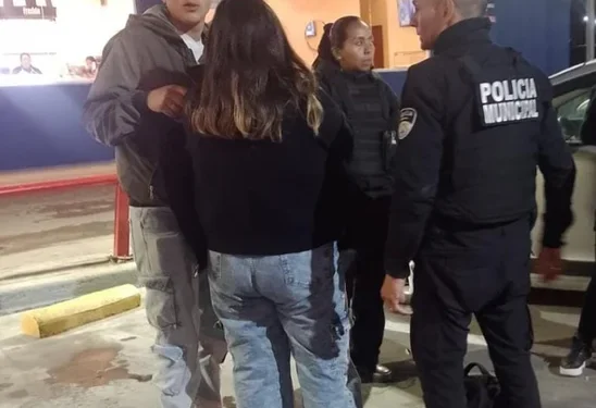 Agentes policiales salvan a bebé que se ahogó en local de comidas rápidas