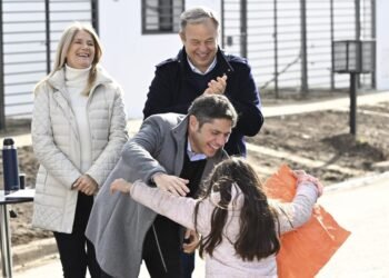 Kicillof entrega 110 viviendas en Berazategui y critica al gobierno nacional