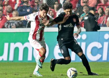 Estudiantes inicia el Clausura con derrota y se hunde en la crisis