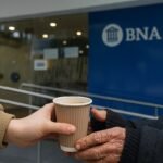 Jóvenes de Ituzaingó brindan café caliente a quienes enfrentan la ola polar