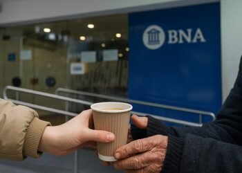 Jóvenes de Ituzaingó brindan café caliente a quienes enfrentan la ola polar