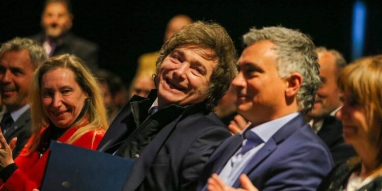 La Libertad Avanza enfrenta críticas por incluir funcionarios en listas en Buenos Aires