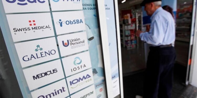 Aumentan las prepagas en agosto: nueva plataforma para comparar planes