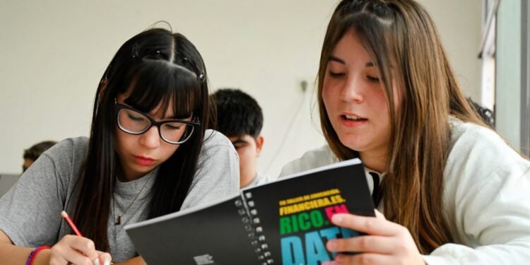 Estudiantes bonaerenses destacan la utilidad de curso de educación financiera