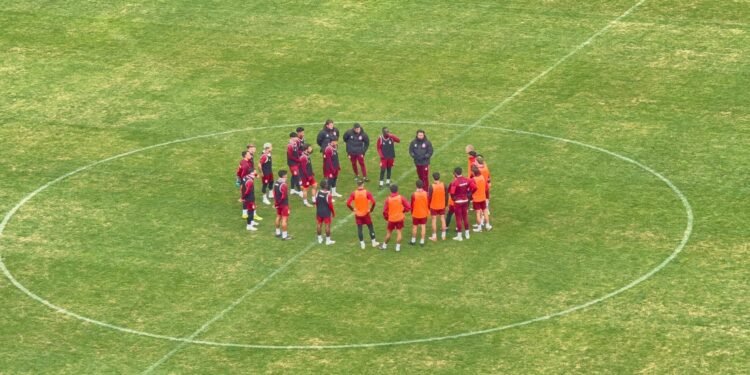 Estudiantes enfrenta incertidumbre por la continuidad de Domínguez