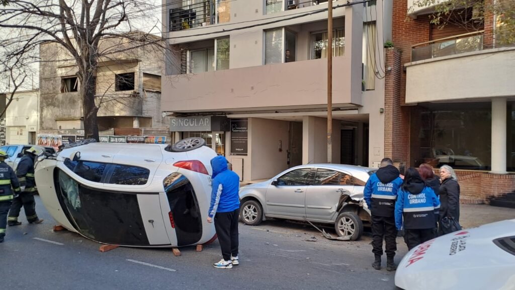 Vuelco en el centro de La Plata deja a una mujer herida tras accidente