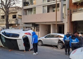 Vuelco en el centro de La Plata deja a una mujer herida tras accidente