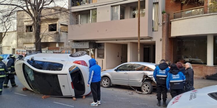 Vuelco en el centro de La Plata deja a una mujer herida tras accidente