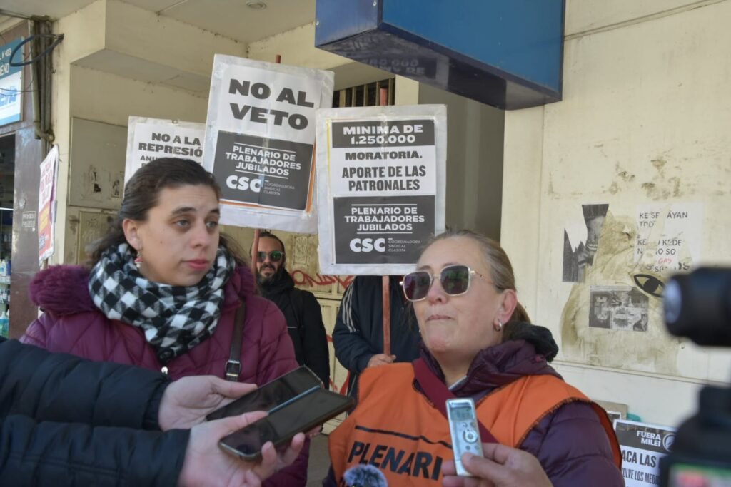 Jubilados en pie de lucha: se realizó una protesta frente al Anses local