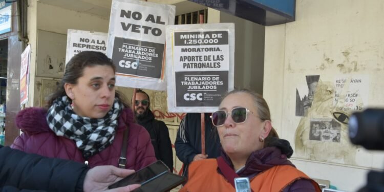 Jubilados en pie de lucha: se realizó una protesta frente al Anses local