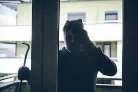 Cuatro delincuentes asaltan a familia en La Plata y escapan con dinero