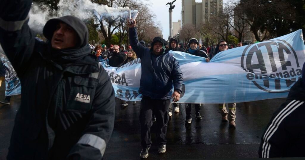 Trabajadores del Astillero Río Santiago cortan la autopista por salarios dignos