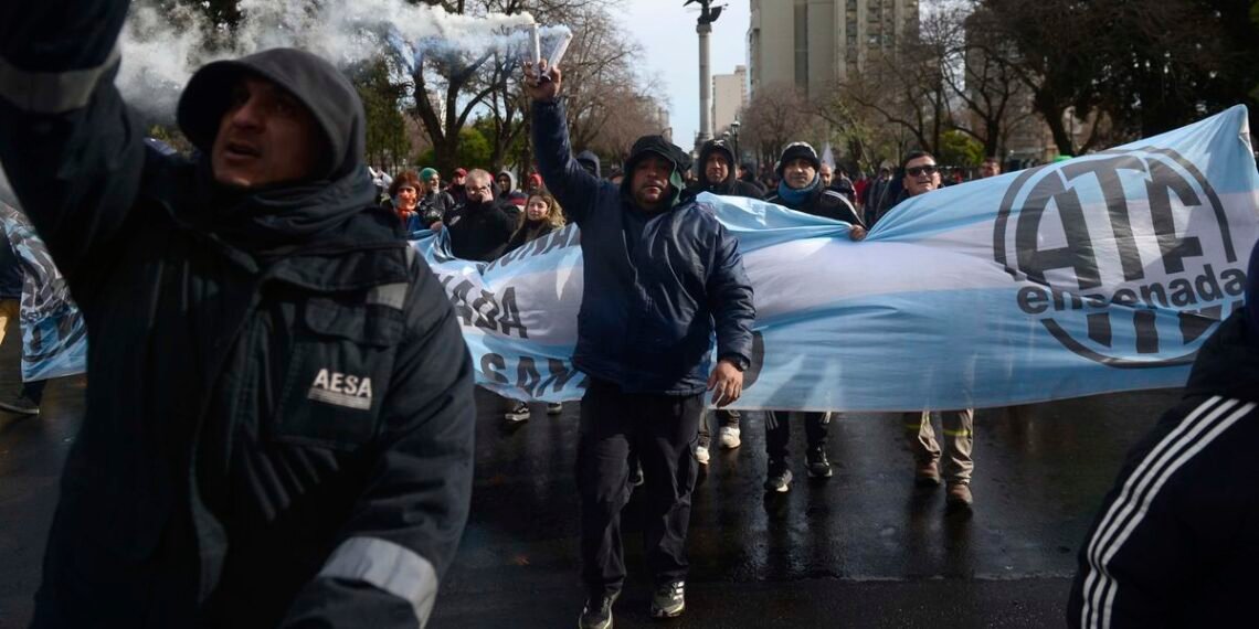 Trabajadores del Astillero Río Santiago cortan la autopista por salarios dignos