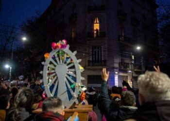 Cristina Kirchner salió al balcón tras un Rosario rezado en su apoyo