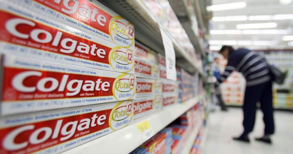 La ANMAT retira del mercado pasta dental Colgate por graves efectos adversos