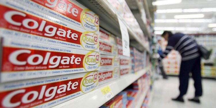 La ANMAT retira del mercado pasta dental Colgate por graves efectos adversos