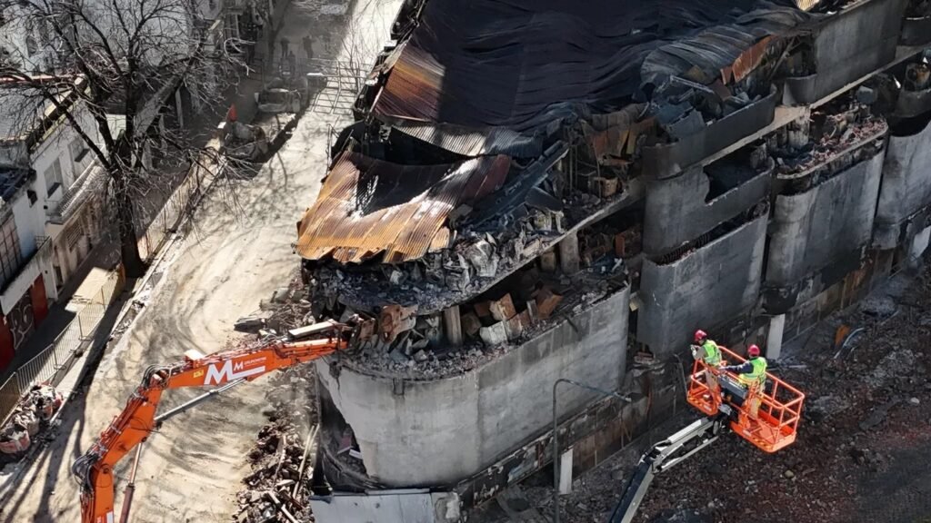 Demuelen depósito incendiado en La Plata para que 190 familias regresen a casa
