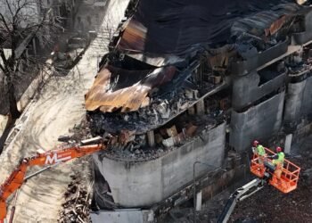 Demuelen depósito incendiado en La Plata para que 190 familias regresen a casa