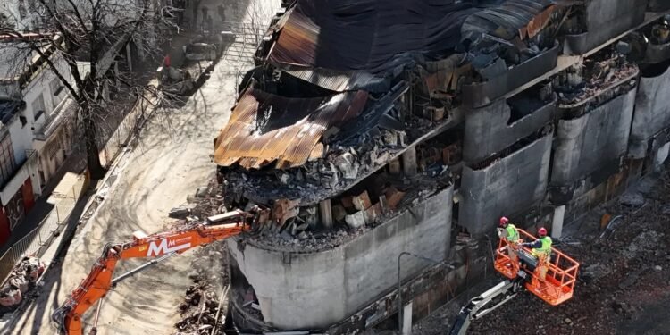 Demuelen depósito incendiado en La Plata para que 190 familias regresen a casa