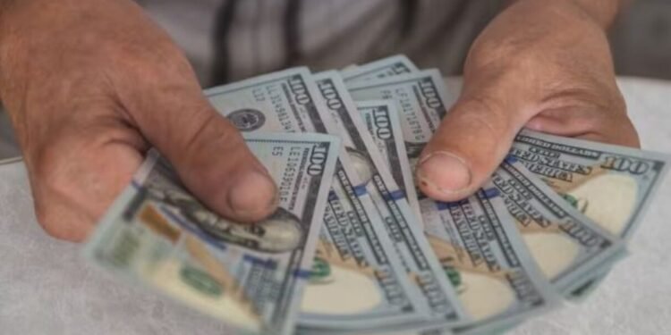 Bancos aumentan tasas de plazos fijos en dólares para atraer inversores