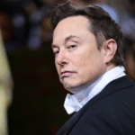 Elon Musk inaugura un autocine futurista en Hollywood con temática retro