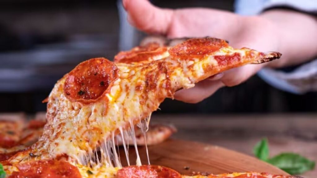 La pizza Rossini, la polémica mezcla de mayonesa y huevo que sorprende