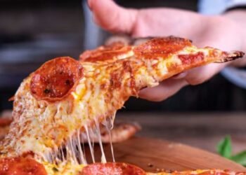 La pizza Rossini, la polémica mezcla de mayonesa y huevo que sorprende