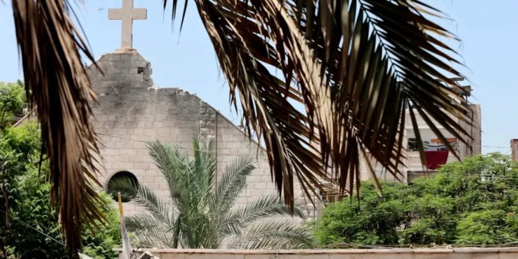 Ataque en Gaza afecta a la única iglesia católica y deja heridos