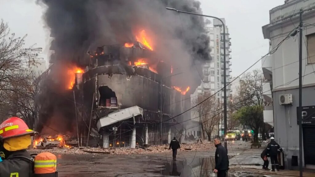 Incendio en La Plata: explosión en depósito de electrodomésticos provoca evacuación