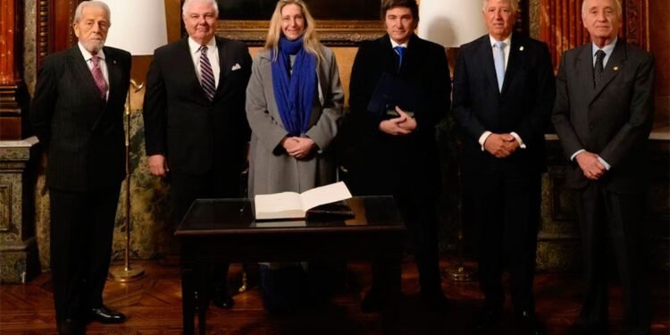 Milei defiende su modelo económico ante 120 empresarios y promete prosperidad