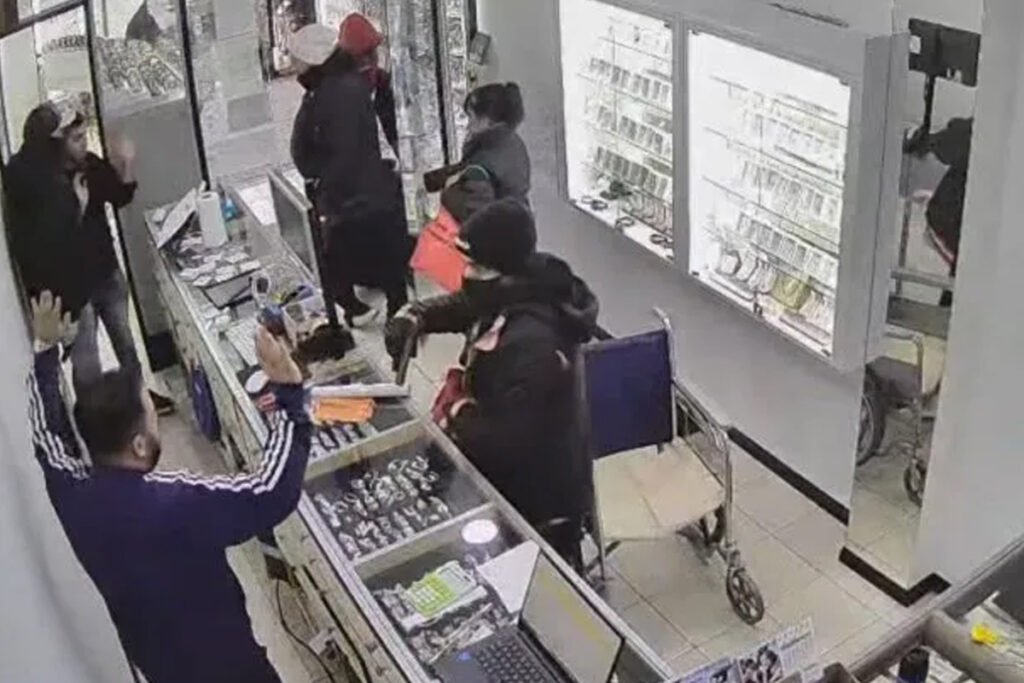 Delincuentes simulan discapacidad y asaltan joyería en Quilmes