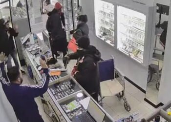 Delincuentes simulan discapacidad y asaltan joyería en Quilmes