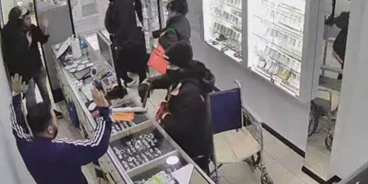 Delincuentes simulan discapacidad y asaltan joyería en Quilmes