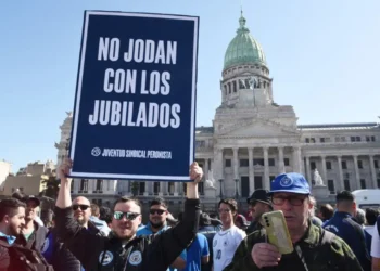 Jubilados y organizaciones marchan contra los vetos de Milei en Plaza de Mayo